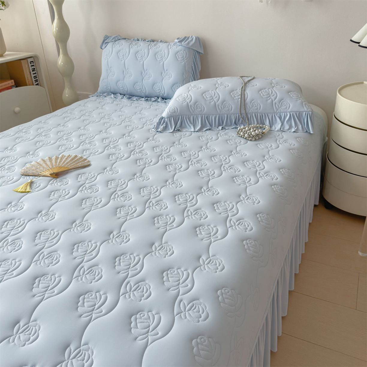 91家纺网 家纺一手货源 找家纺 雯豆家纺 【10A抗菌】2026新款氨纶凉感丝花边床裙床盖夏季冰感床罩+花边夏被四件套 氨纶花边床裙-水蓝