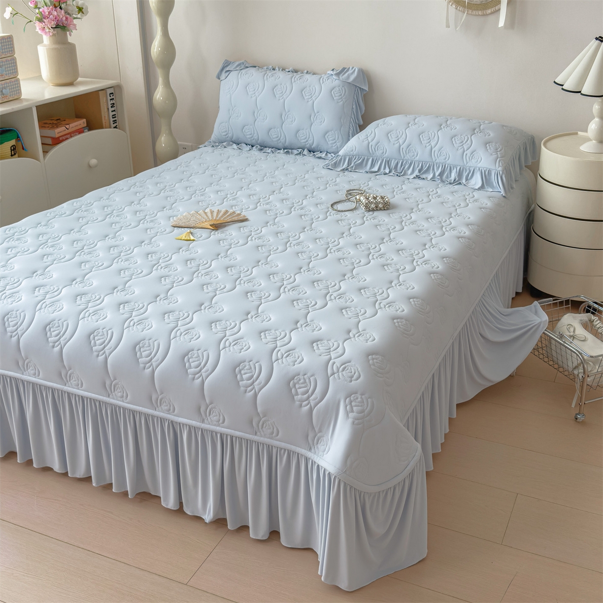 91家纺网 家纺一手货源 找家纺 雯豆家纺 【10A抗菌】2026新款氨纶凉感丝花边床裙床盖夏季冰感床罩+花边夏被四件套 氨纶花边床裙-水蓝