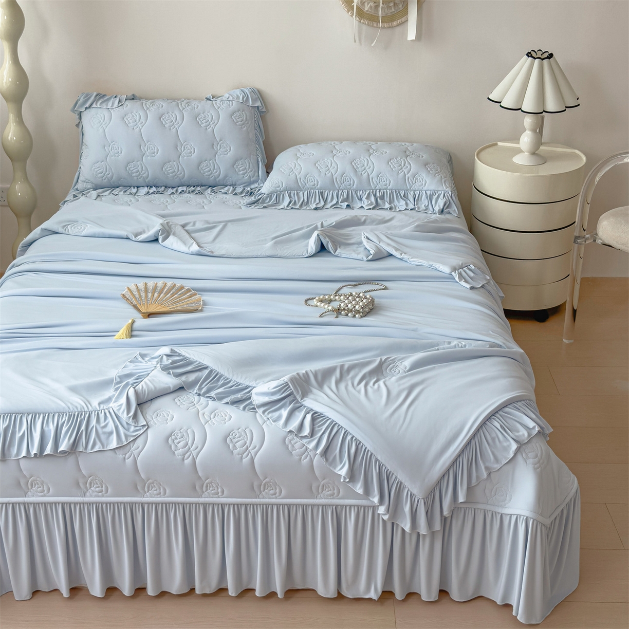 91家纺网 家纺一手货源 找家纺 雯豆家纺 【10A抗菌】2026新款氨纶凉感丝花边床裙床盖夏季冰感床罩+花边夏被四件套 氨纶花边床裙-水蓝