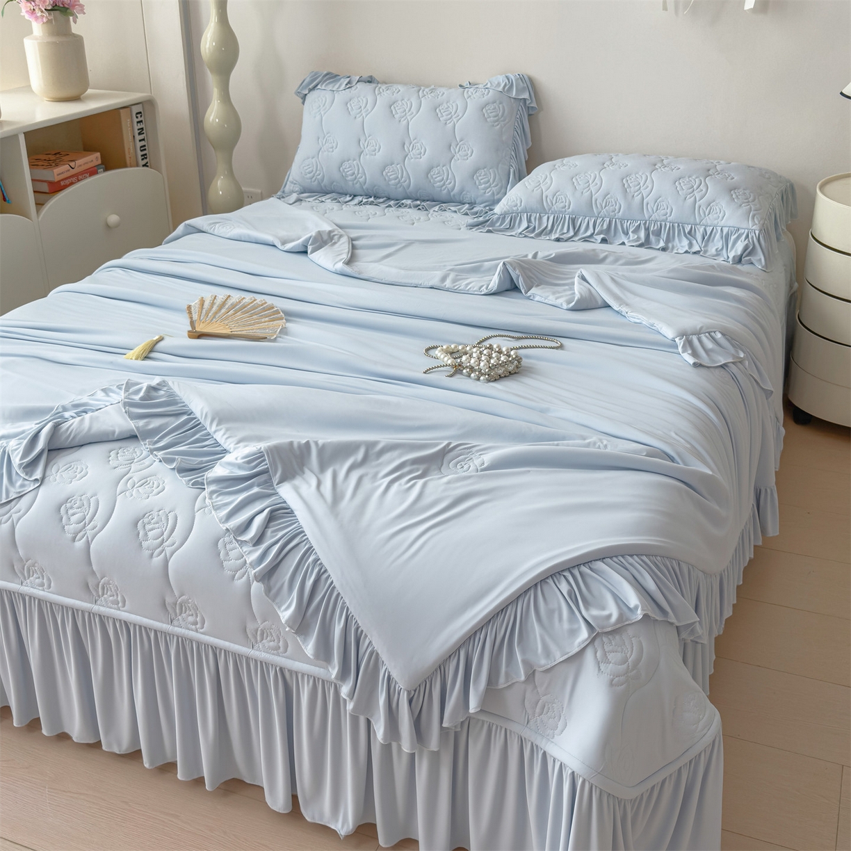 91家纺网 家纺一手货源 找家纺 雯豆家纺 【10A抗菌】2026新款氨纶凉感丝花边床裙床盖夏季冰感床罩+花边夏被四件套 氨纶花边床裙-水蓝