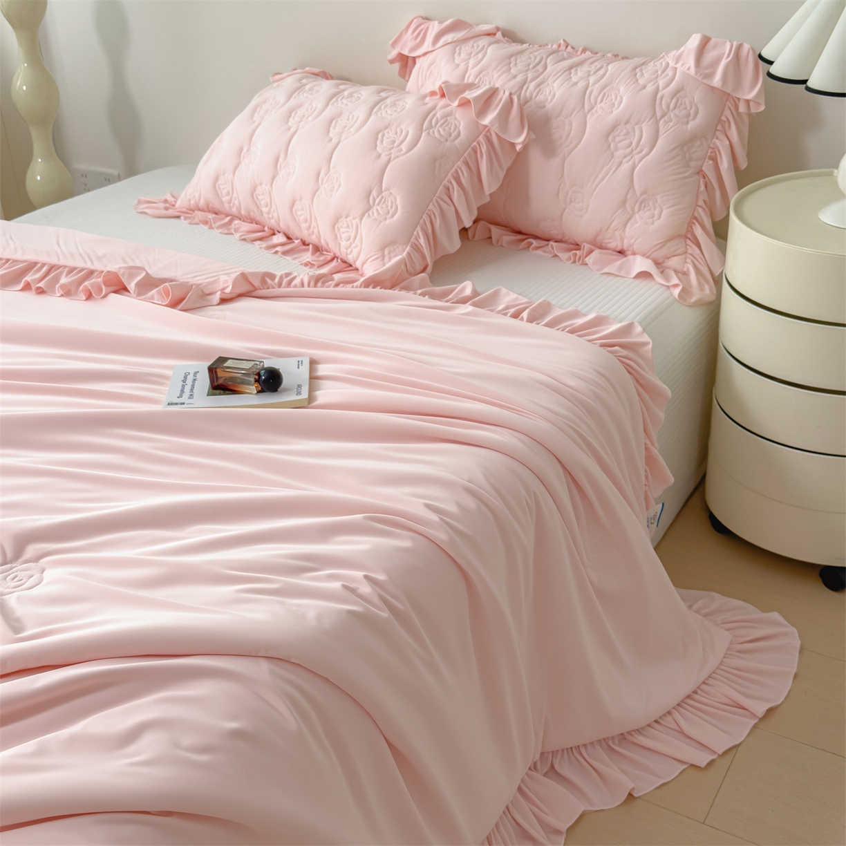 91家纺网 家纺一手货源 找家纺 雯豆家纺 【10A抗菌】2026新款氨纶凉感丝花边夏被夏凉被夏季冰丝空调被子被芯 氨纶花边夏被-浅粉