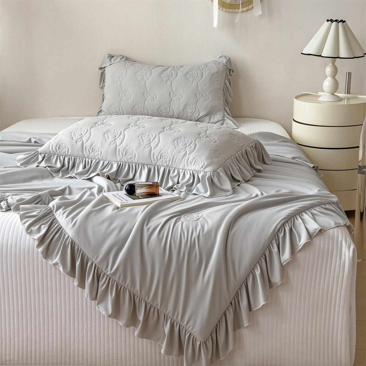 91家纺网 家纺一手货源 找家纺 雯豆家纺 【10A抗菌】2026新款氨纶凉感丝花边夏被夏凉被夏季冰丝空调被子被芯 氨纶花边夏被-浅灰