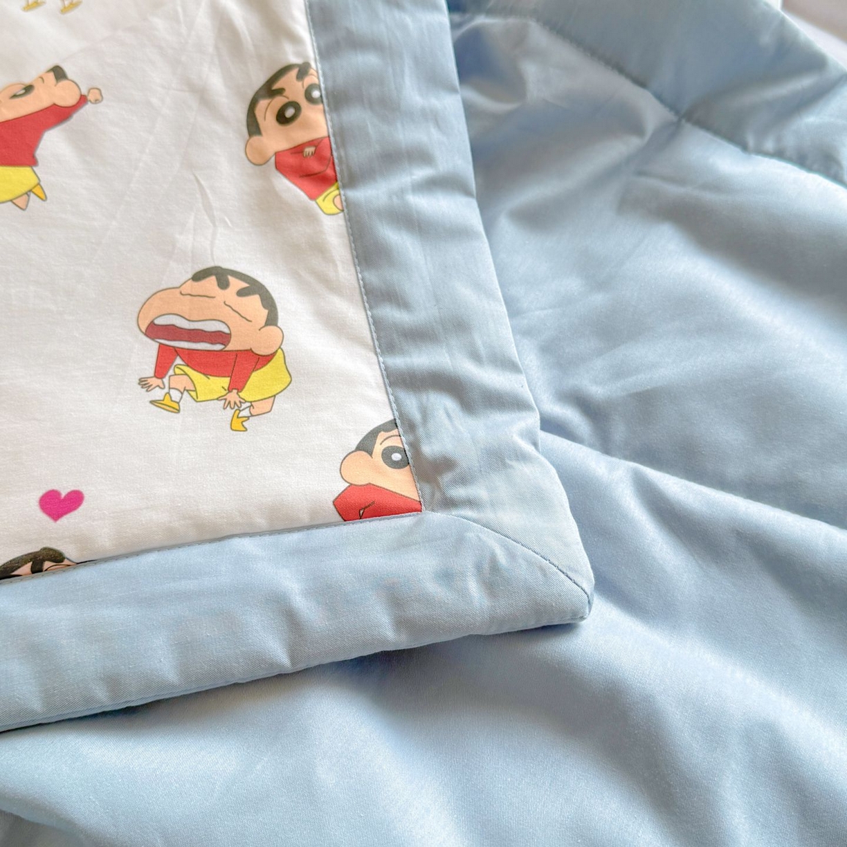 91家纺网 家纺一手货源 找家纺 雅萱家纺 2026新款里外全棉棉花夏被蜡笔小新系列 夏被-多变小新