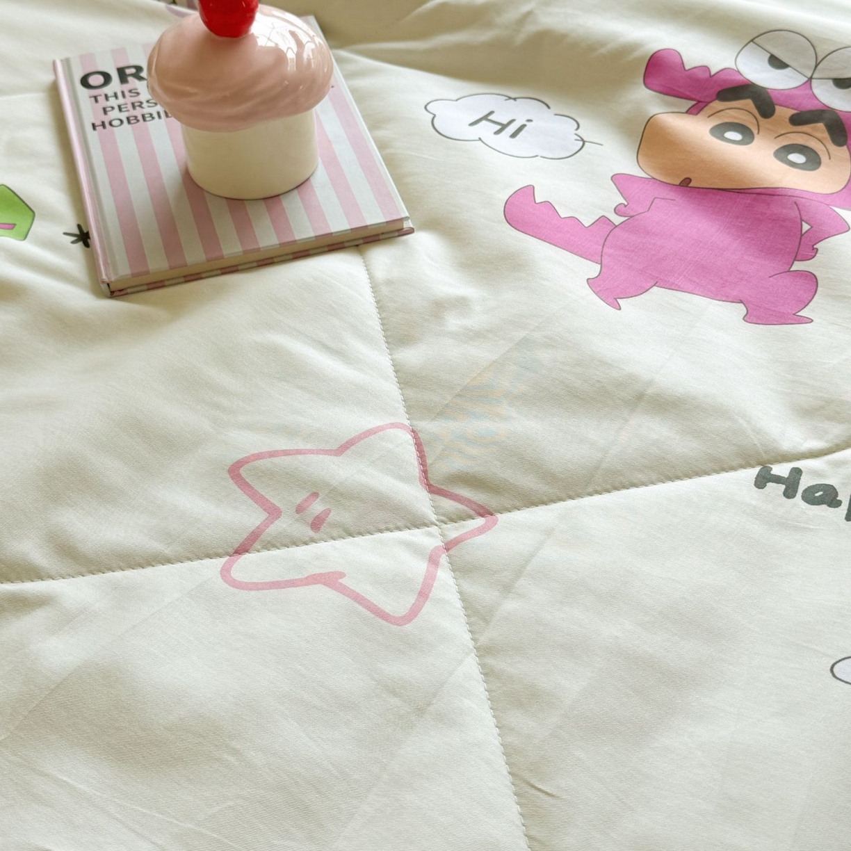 91家纺网 家纺一手货源 找家纺 雅萱家纺 2026新款里外全棉棉花夏被蜡笔小新系列 夏被-恐龙小新