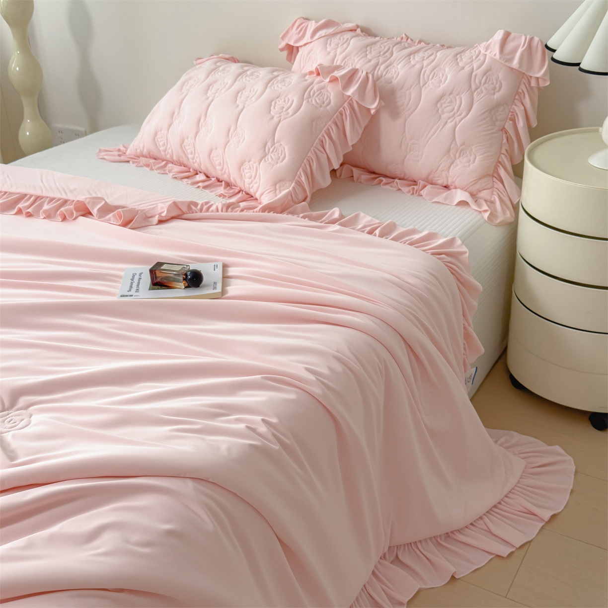 91家纺网 家纺一手货源 找家纺 雯豆家纺 【10A抗菌】2026新款氨纶凉感丝花边枕套单只一对装夏季冰丝枕芯保护套 氨纶花边床笠-粉