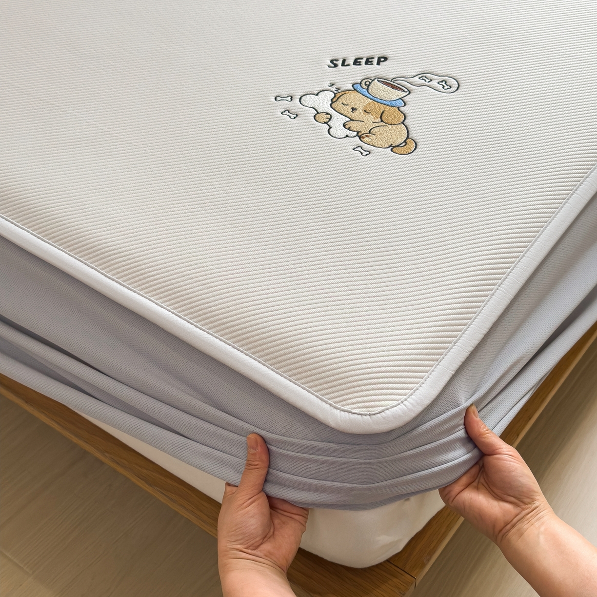 91家纺网 家纺一手货源 找家纺 眠多宝（绒多宝） 2026新款可机洗冰豆豆冰丝席凉席席子a类母婴级婴儿可用凉感值过0.21夏天 贪吃小狗床笠款