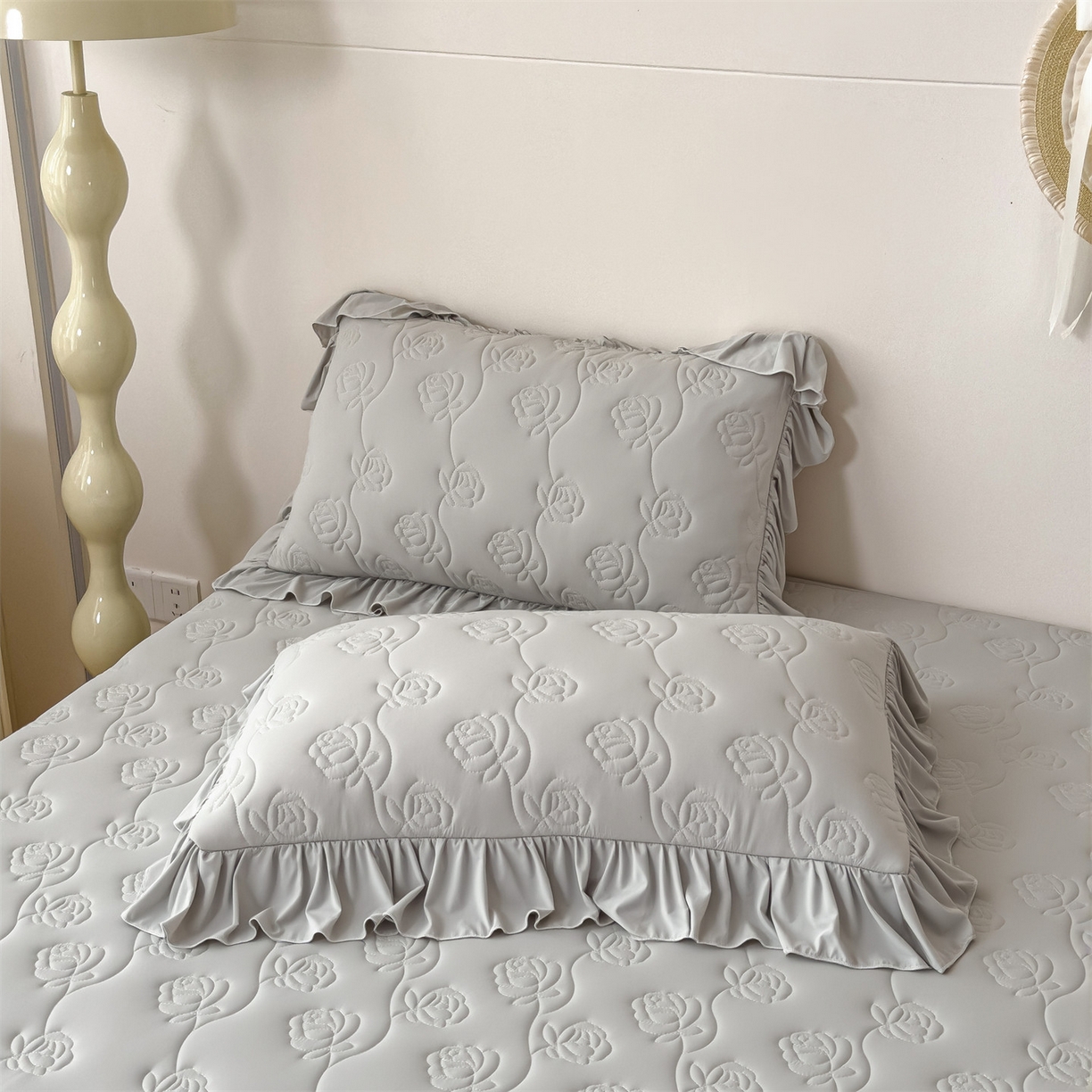 91家纺网 家纺一手货源 找家纺 雯豆家纺 【10A抗菌】2026新款氨纶凉感丝花边枕套单只一对装夏季冰丝枕芯保护套 氨纶花边床笠-浅灰