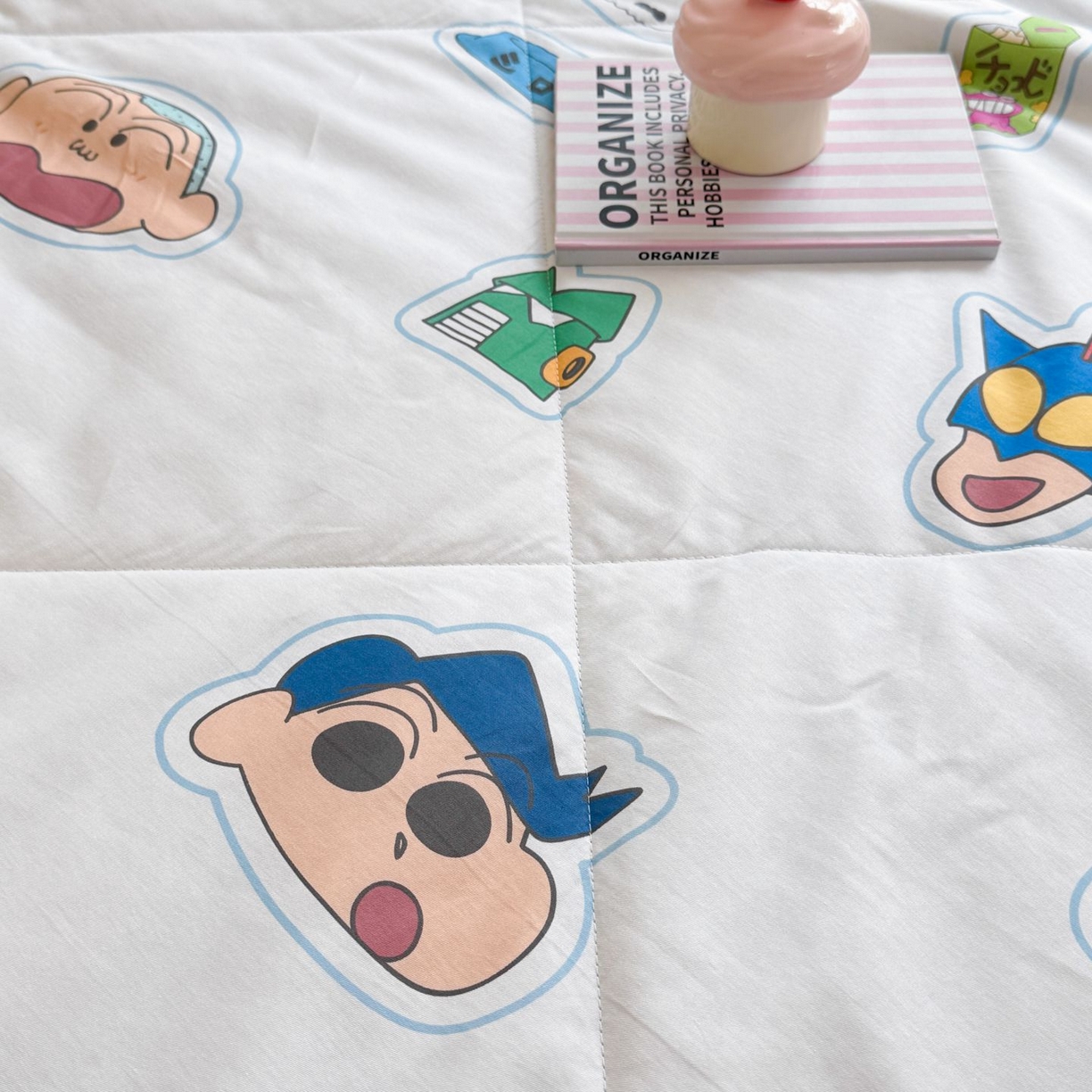 91家纺网 家纺一手货源 找家纺 雅萱家纺 2026新款里外全棉棉花夏被蜡笔小新系列 夏被-小新的朋友