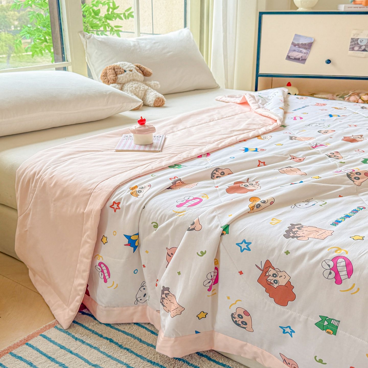 91家纺网 家纺一手货源 找家纺 雅萱家纺 2026新款里外全棉棉花夏被蜡笔小新系列 夏被-小新的一家