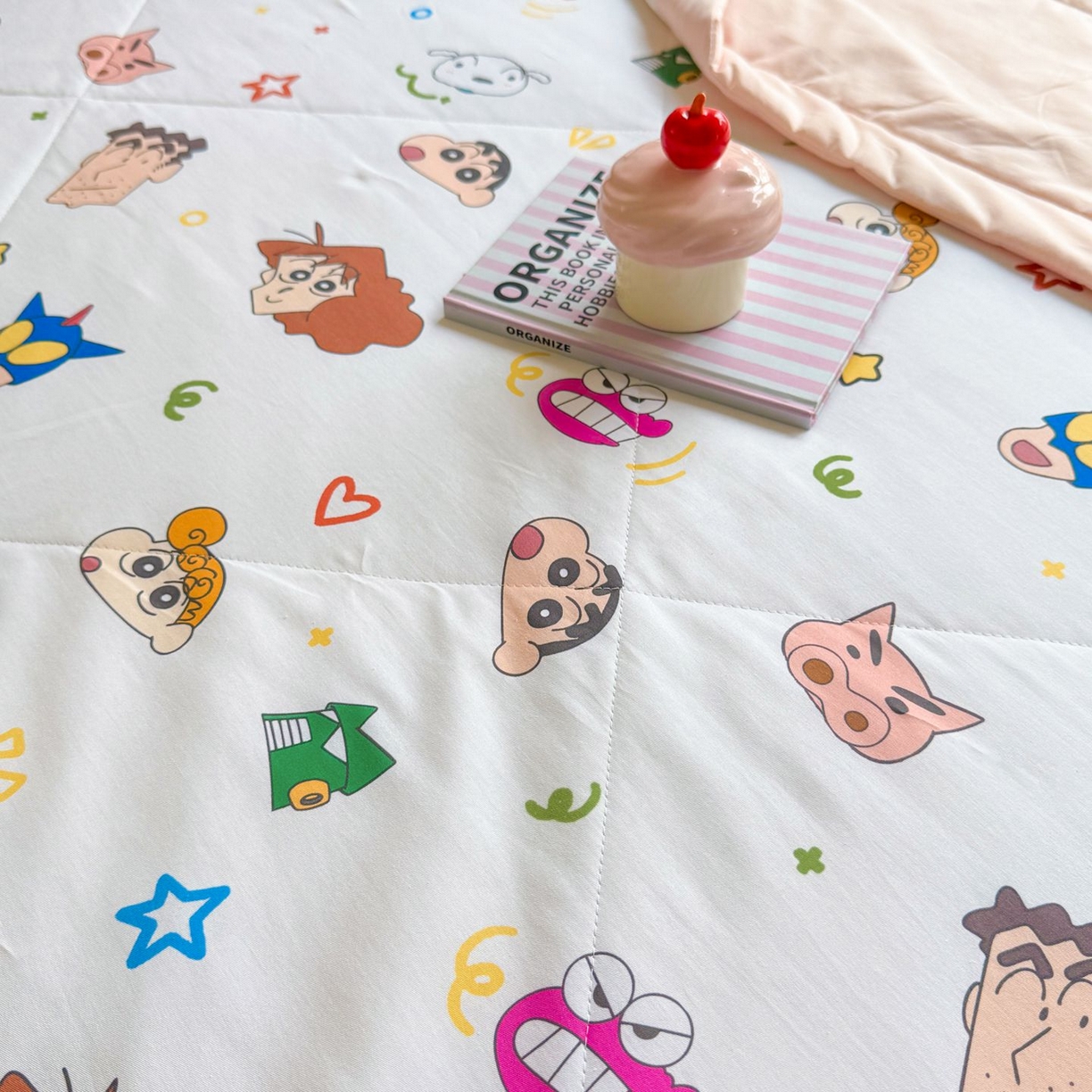 91家纺网 家纺一手货源 找家纺 雅萱家纺 2026新款里外全棉棉花夏被蜡笔小新系列 夏被-小新的一家