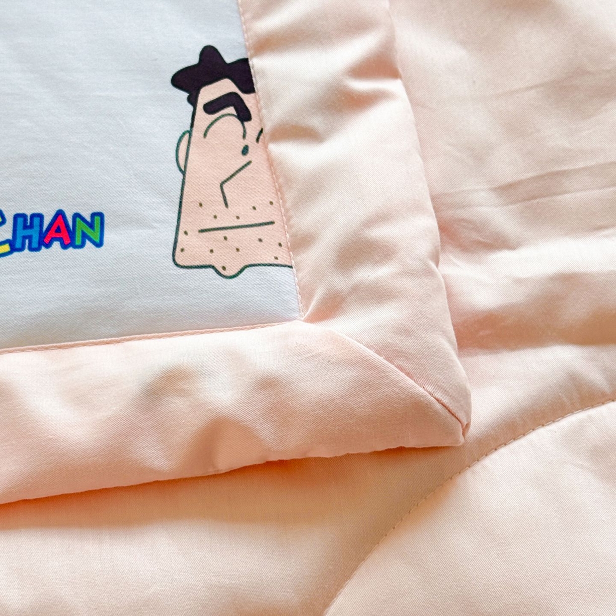 91家纺网 家纺一手货源 找家纺 雅萱家纺 2026新款里外全棉棉花夏被蜡笔小新系列 夏被-小新的一家