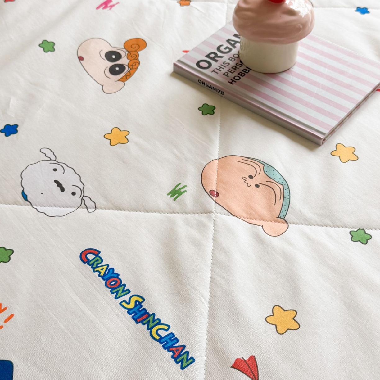 91家纺网 家纺一手货源 找家纺 雅萱家纺 2026新款里外全棉棉花夏被蜡笔小新系列 夏被-星星小新