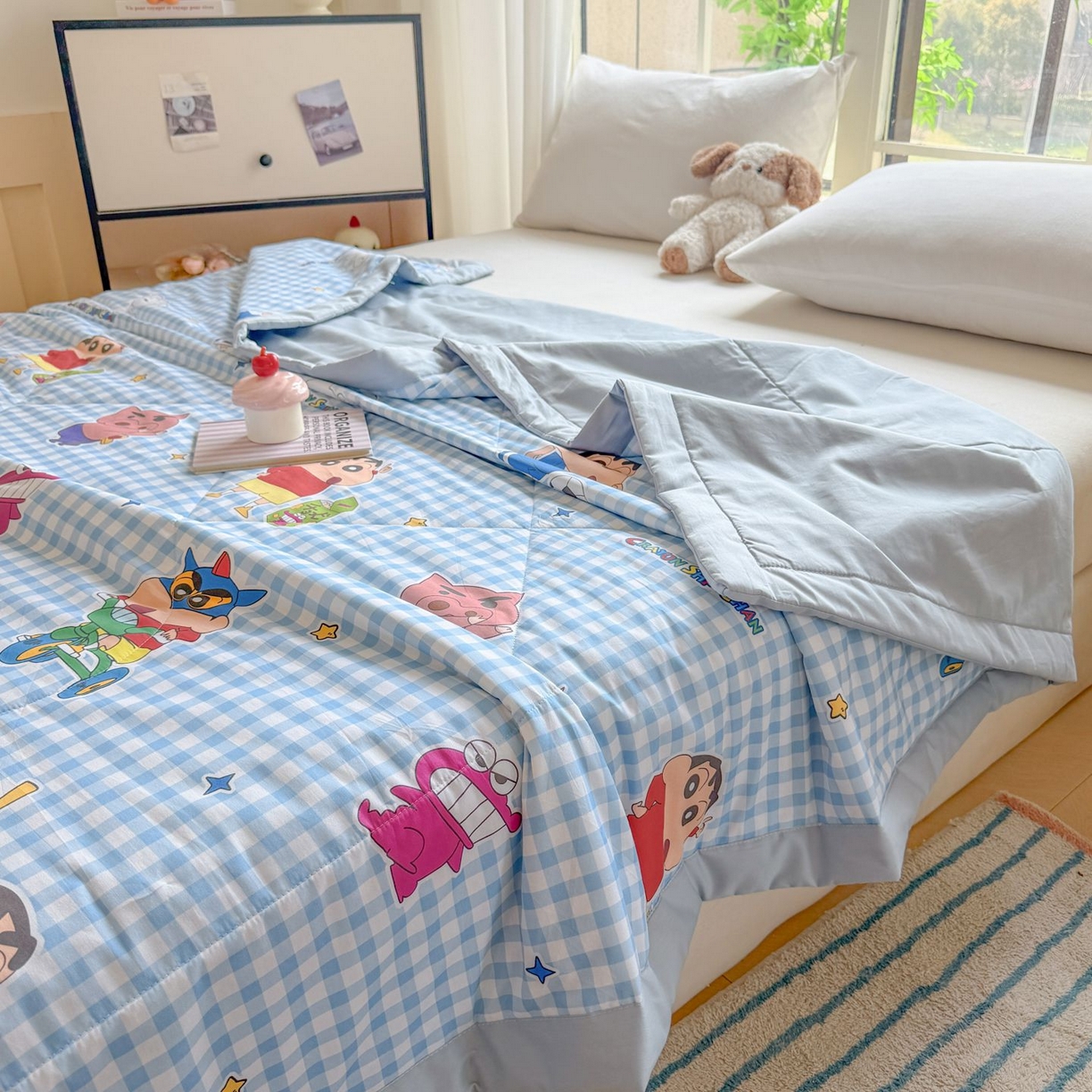 91家纺网 家纺一手货源 找家纺 雅萱家纺 2026新款里外全棉棉花夏被蜡笔小新系列 夏被-足球小新