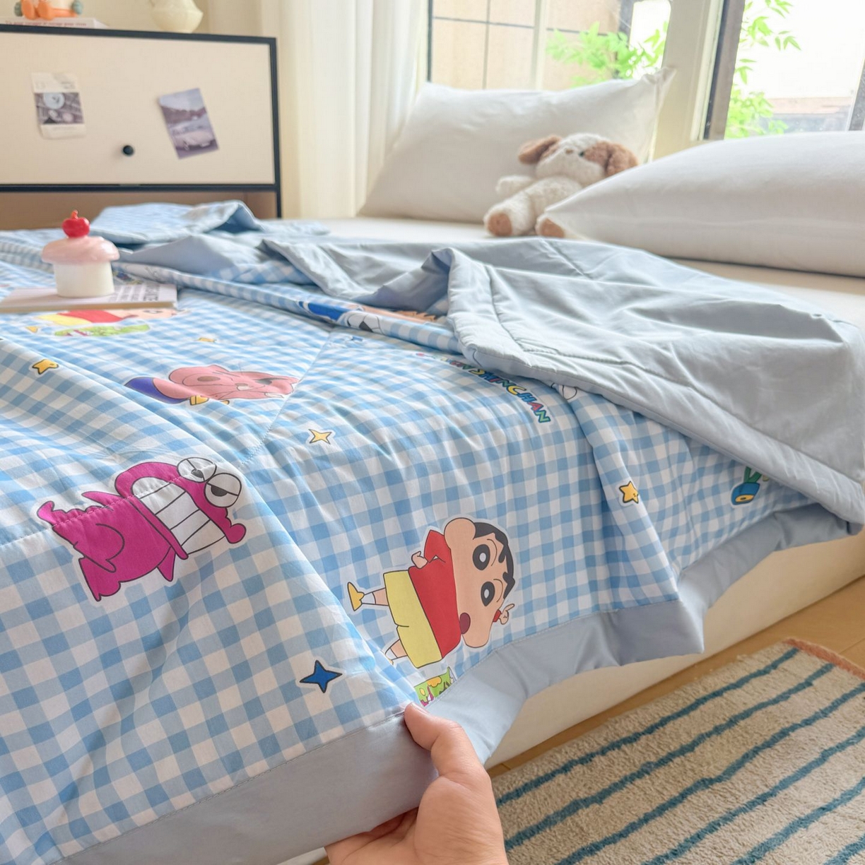 91家纺网 家纺一手货源 找家纺 雅萱家纺 2026新款里外全棉棉花夏被蜡笔小新系列 夏被-足球小新