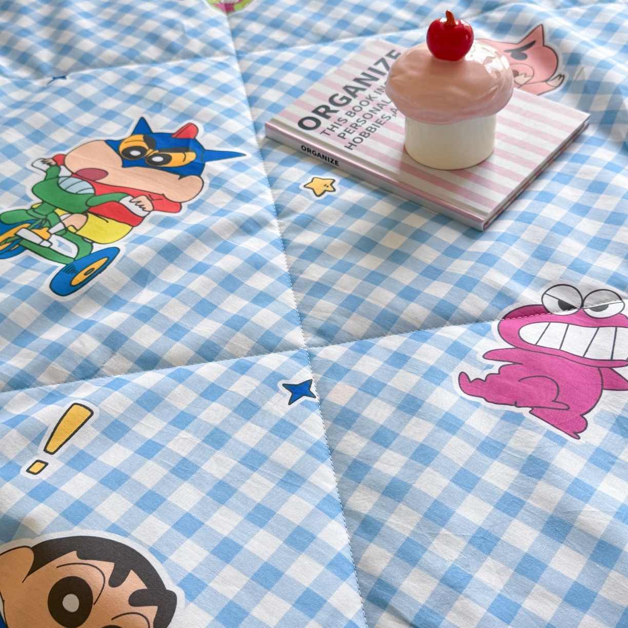 91家纺网 家纺一手货源 找家纺 雅萱家纺 2026新款里外全棉棉花夏被蜡笔小新系列 夏被-足球小新