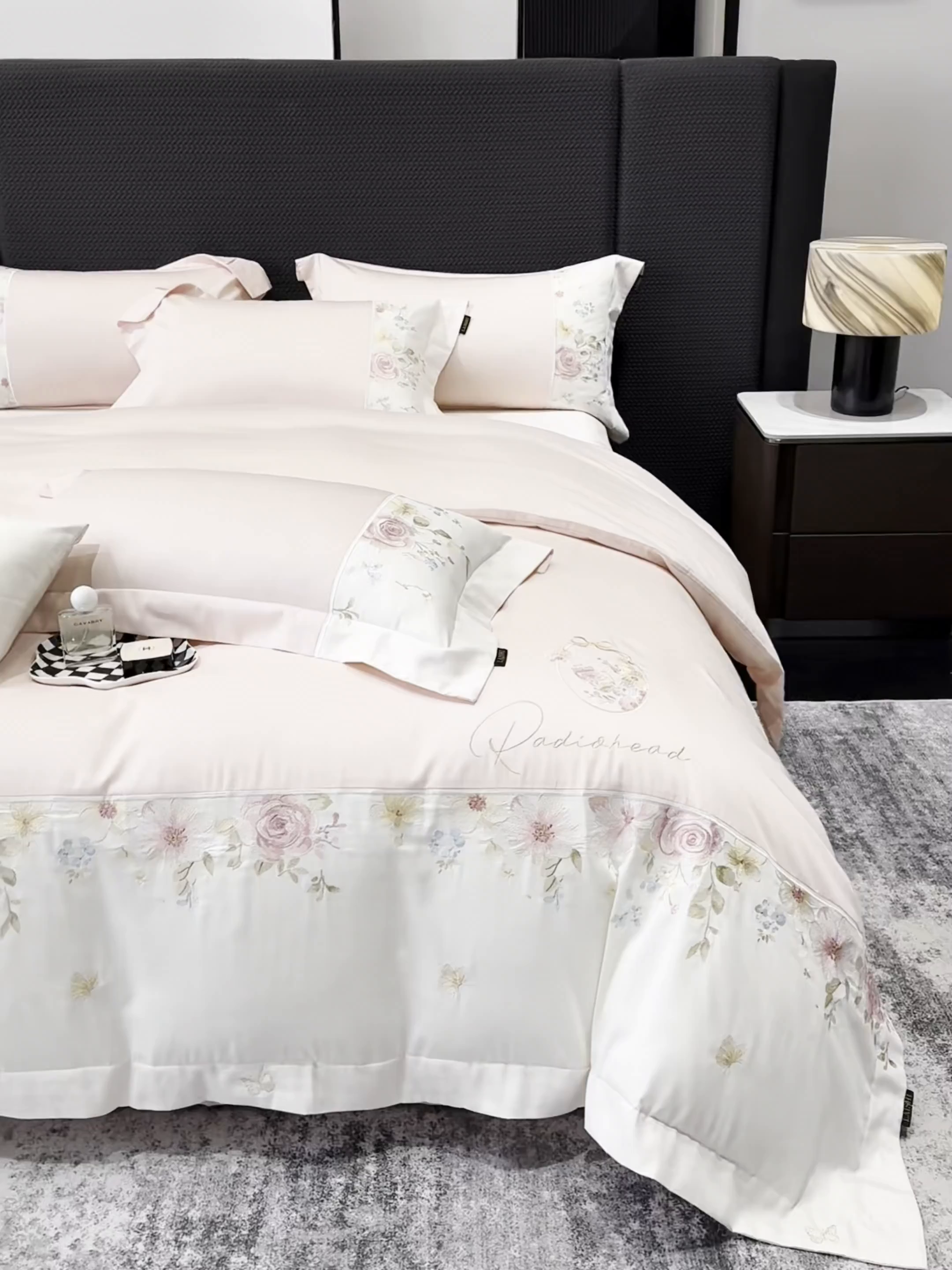 91家纺网 家纺一手货源 找家纺 （总）莱势 2026新品100支全棉纯棉50x50s贡缎长绒棉刺绣绣花四件套高端礼盒-玫瑰少女