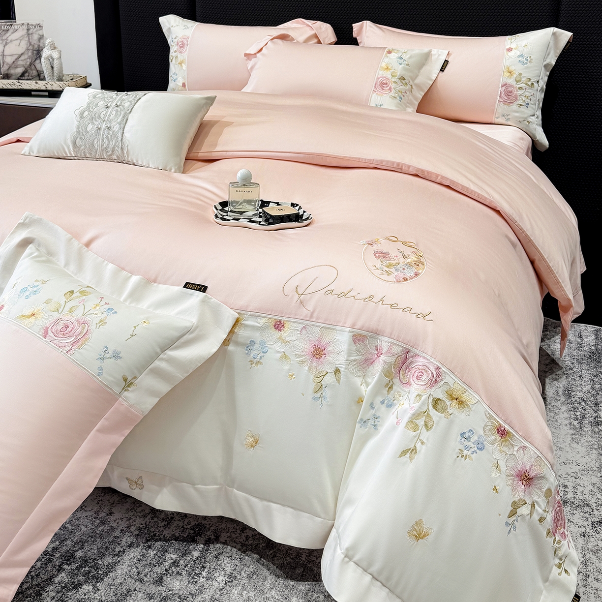 91家纺网 家纺一手货源 找家纺 （总）莱势 2026新品100支全棉纯棉50x50s贡缎长绒棉刺绣绣花四件套高端礼盒-玫瑰少女