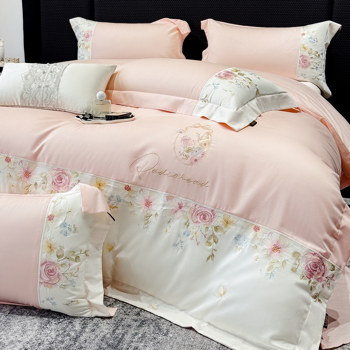 91家纺网 家纺一手货源 找家纺 （总）莱势 2026新品100支全棉纯棉50x50s贡缎长绒棉刺绣绣花四件套高端礼盒-玫瑰少女