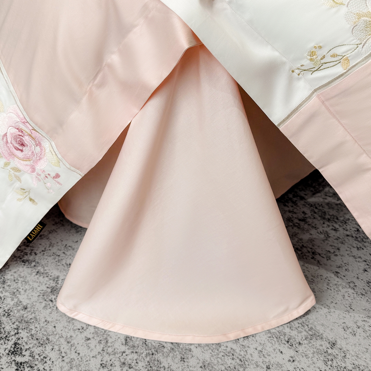 91家纺网 家纺一手货源 找家纺 （总）莱势 2026新品100支全棉纯棉50x50s贡缎长绒棉刺绣绣花四件套高端礼盒-玫瑰少女