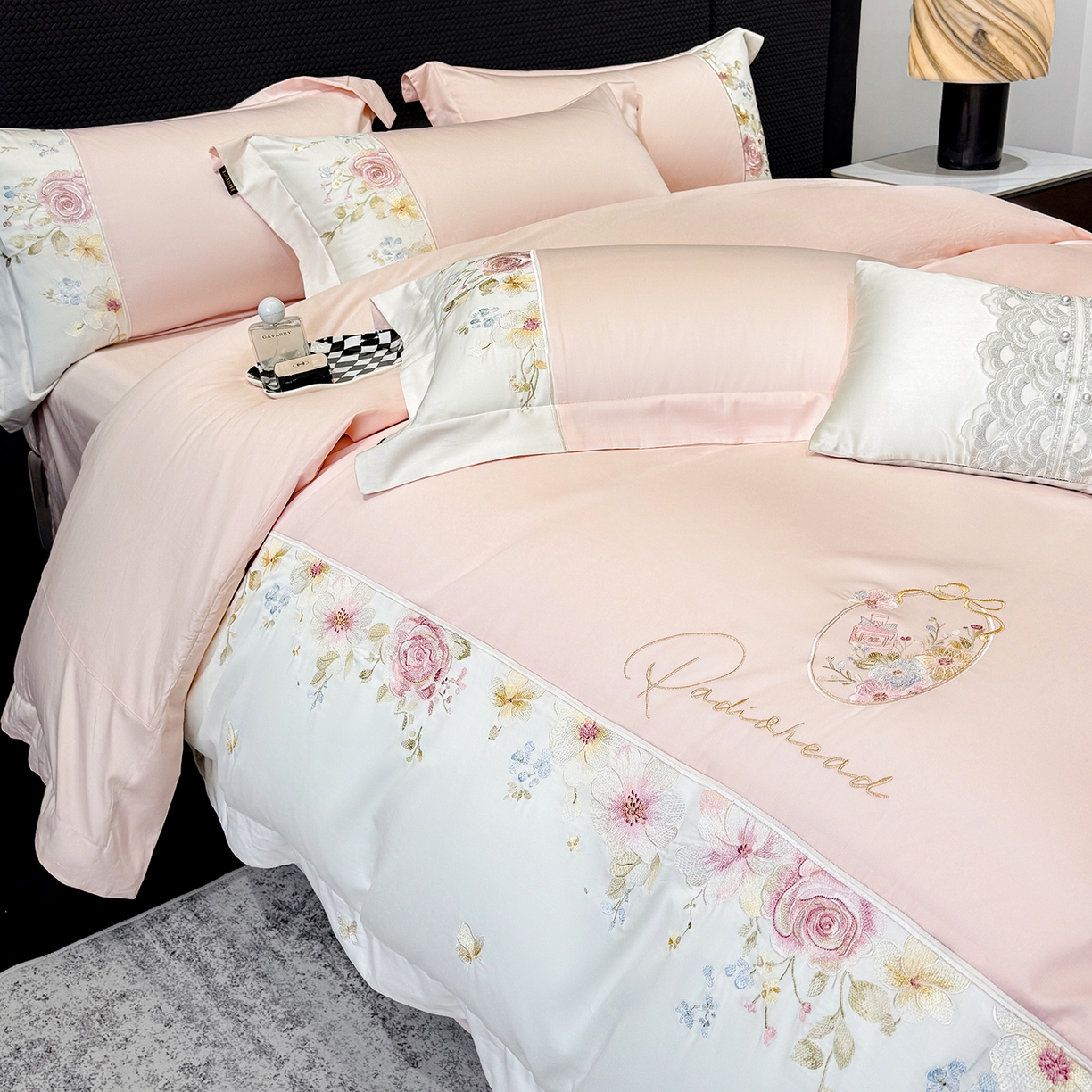 91家纺网 家纺一手货源 找家纺 （总）莱势 2026新品100支全棉纯棉50x50s贡缎长绒棉刺绣绣花四件套高端礼盒-玫瑰少女