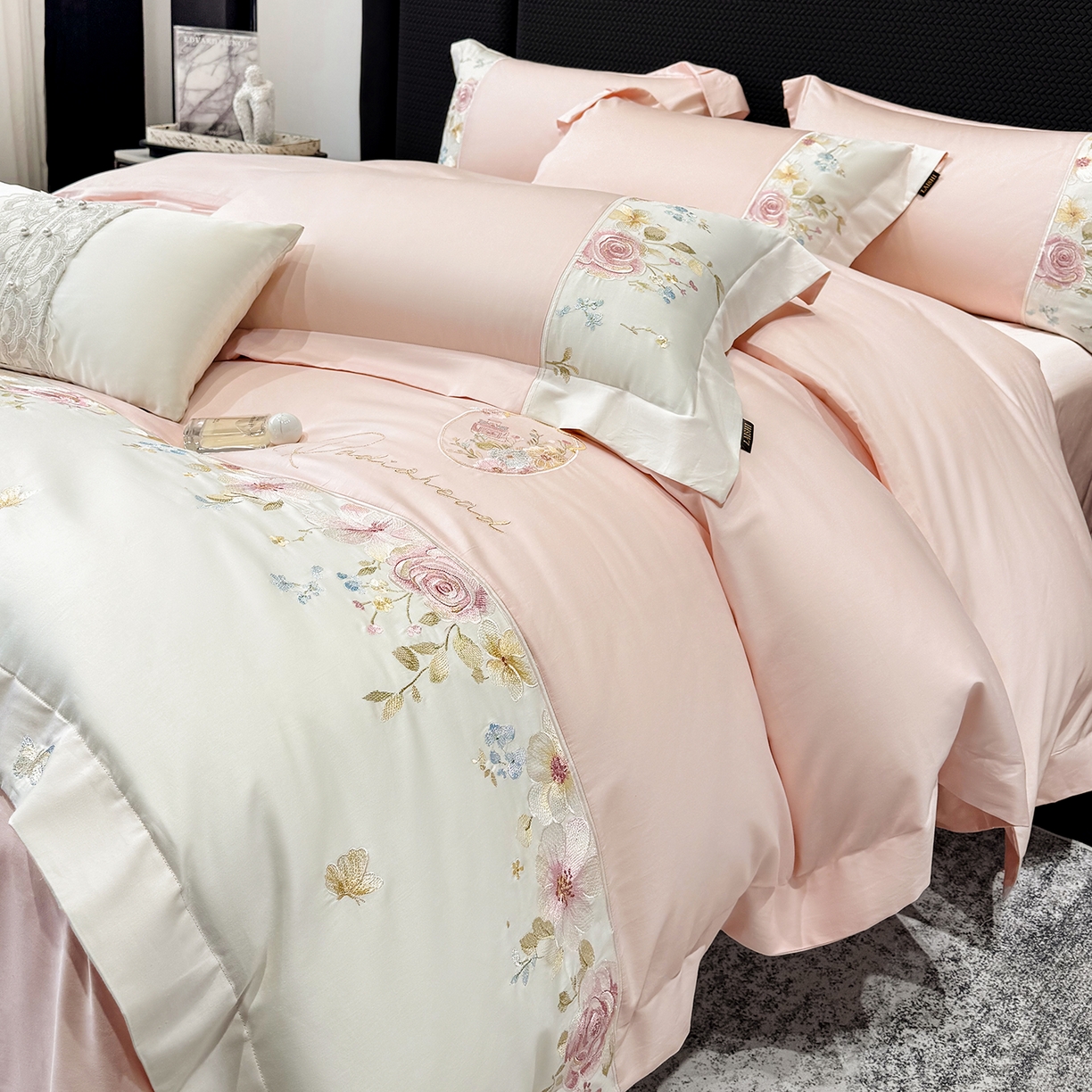 91家纺网 家纺一手货源 找家纺 莱势 2026新品100支全棉纯棉50x50s贡缎长绒棉刺绣绣花四件套高端礼盒-玫瑰少女 玫瑰少女 轻奢粉