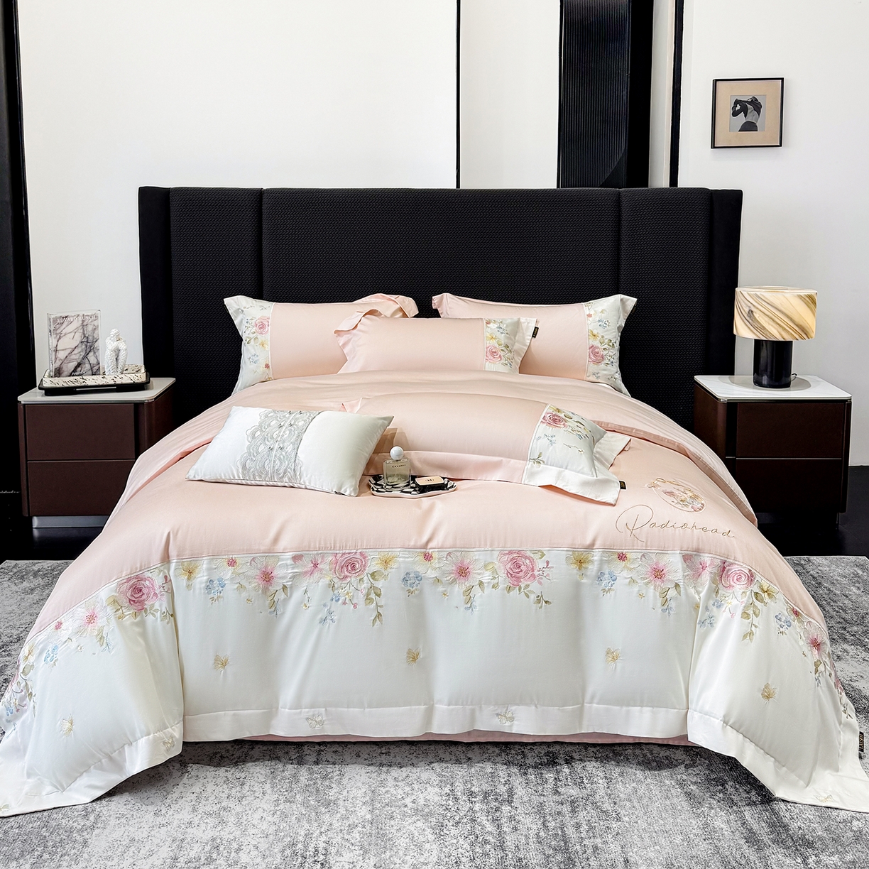 91家纺网 家纺一手货源 找家纺 莱势 2026新品100支全棉纯棉50x50s贡缎长绒棉刺绣绣花四件套高端礼盒-玫瑰少女 玫瑰少女 轻奢粉