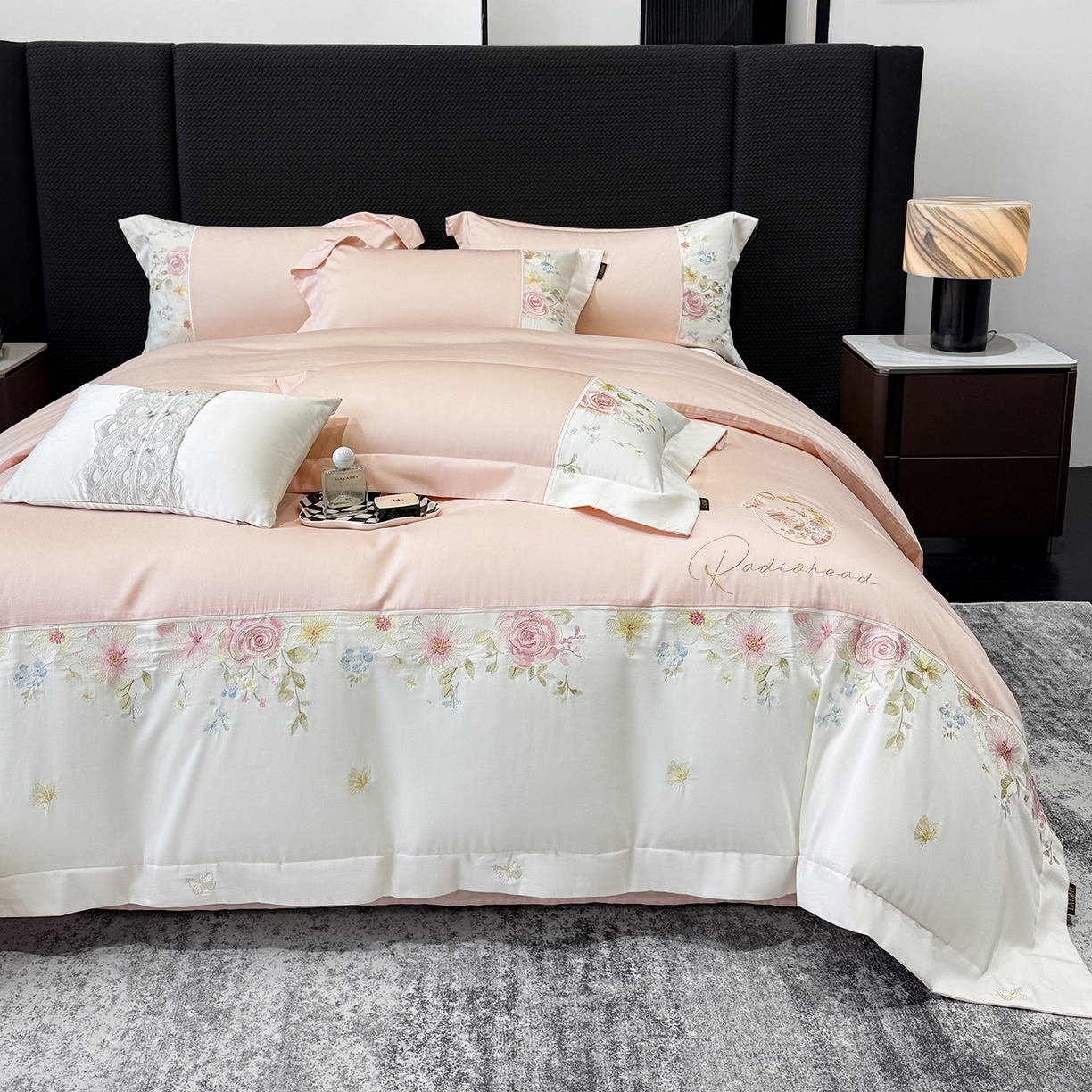 91家纺网 家纺一手货源 找家纺 莱势 2026新品100支全棉纯棉50x50s贡缎长绒棉刺绣绣花四件套高端礼盒-玫瑰少女 玫瑰少女 轻奢粉