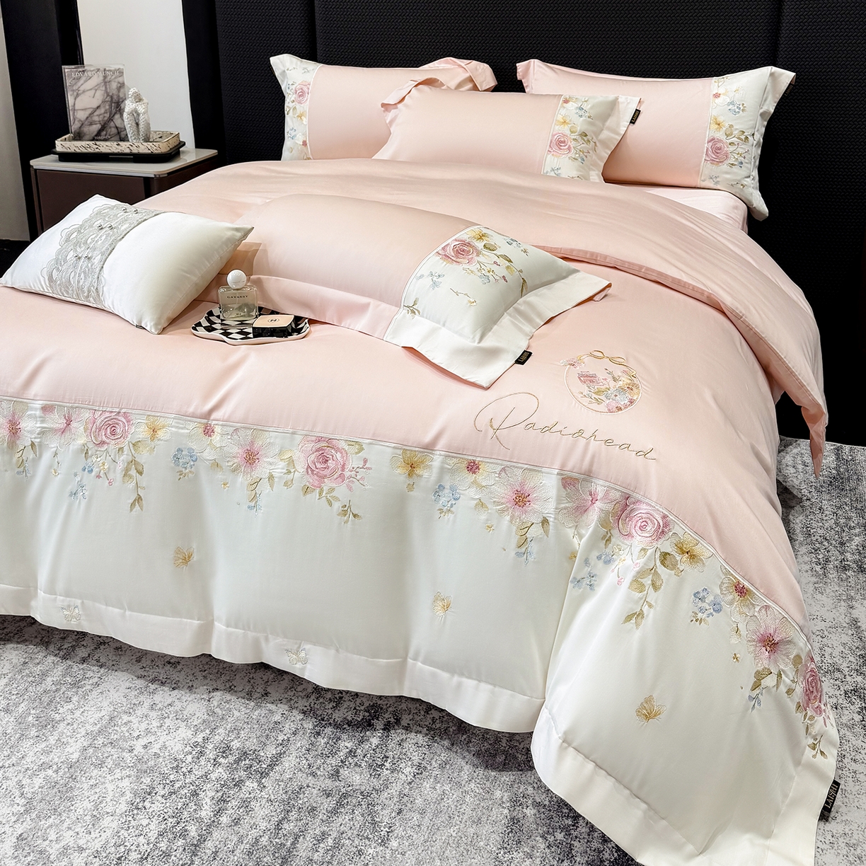 91家纺网 家纺一手货源 找家纺 莱势 2026新品100支全棉纯棉50x50s贡缎长绒棉刺绣绣花四件套高端礼盒-玫瑰少女 玫瑰少女 轻奢粉