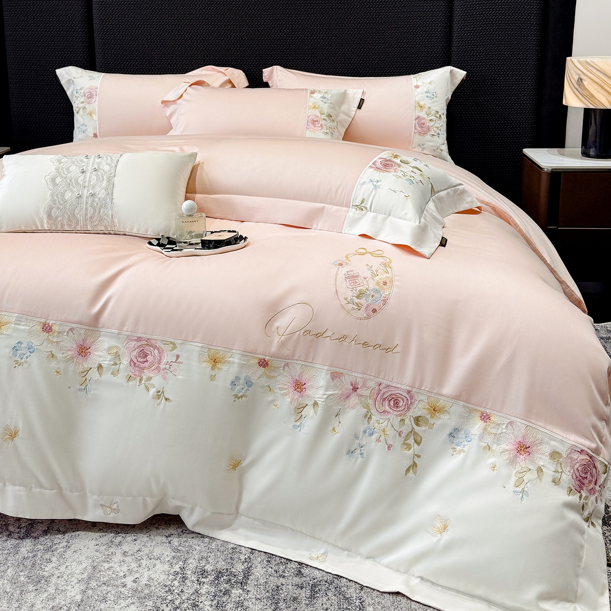 91家纺网 家纺一手货源 找家纺 莱势 2026新品100支全棉纯棉50x50s贡缎长绒棉刺绣绣花四件套高端礼盒-玫瑰少女 玫瑰少女 轻奢粉