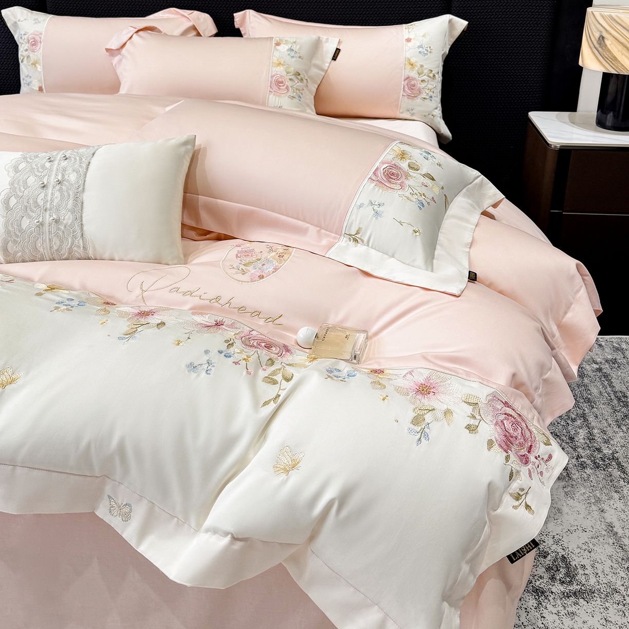 91家纺网 家纺一手货源 找家纺 莱势 2026新品100支全棉纯棉50x50s贡缎长绒棉刺绣绣花四件套高端礼盒-玫瑰少女 玫瑰少女 轻奢粉