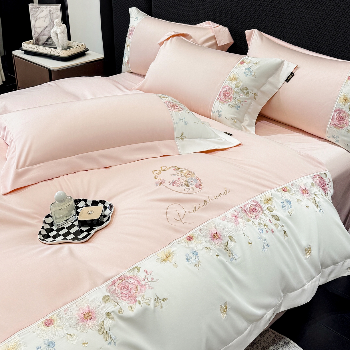 91家纺网 家纺一手货源 找家纺 莱势 2026新品100支全棉纯棉50x50s贡缎长绒棉刺绣绣花四件套高端礼盒-玫瑰少女 玫瑰少女 轻奢粉