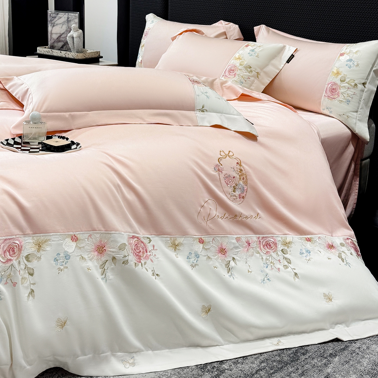 91家纺网 家纺一手货源 找家纺 莱势 2026新品100支全棉纯棉50x50s贡缎长绒棉刺绣绣花四件套高端礼盒-玫瑰少女 玫瑰少女 轻奢粉