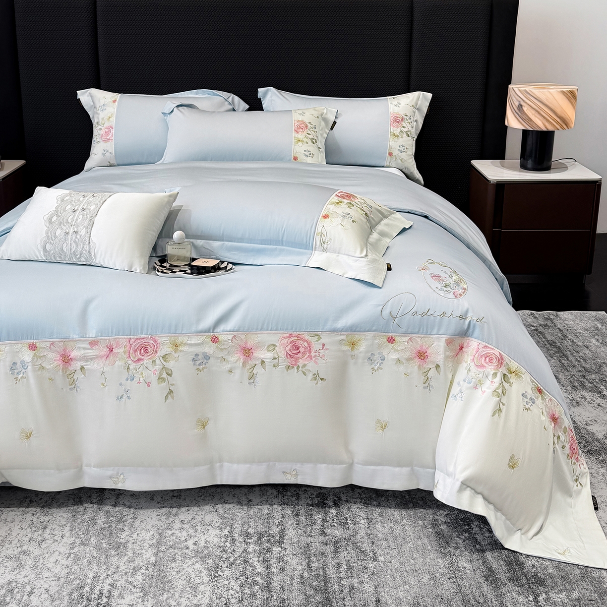 91家纺网 家纺一手货源 找家纺 莱势 2026新品100支全棉纯棉50x50s贡缎长绒棉刺绣绣花四件套高端礼盒-玫瑰少女 玫瑰少女  天空蓝