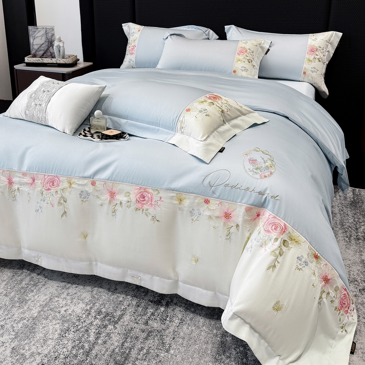 91家纺网 家纺一手货源 找家纺 莱势 2026新品100支全棉纯棉50x50s贡缎长绒棉刺绣绣花四件套高端礼盒-玫瑰少女 玫瑰少女  天空蓝