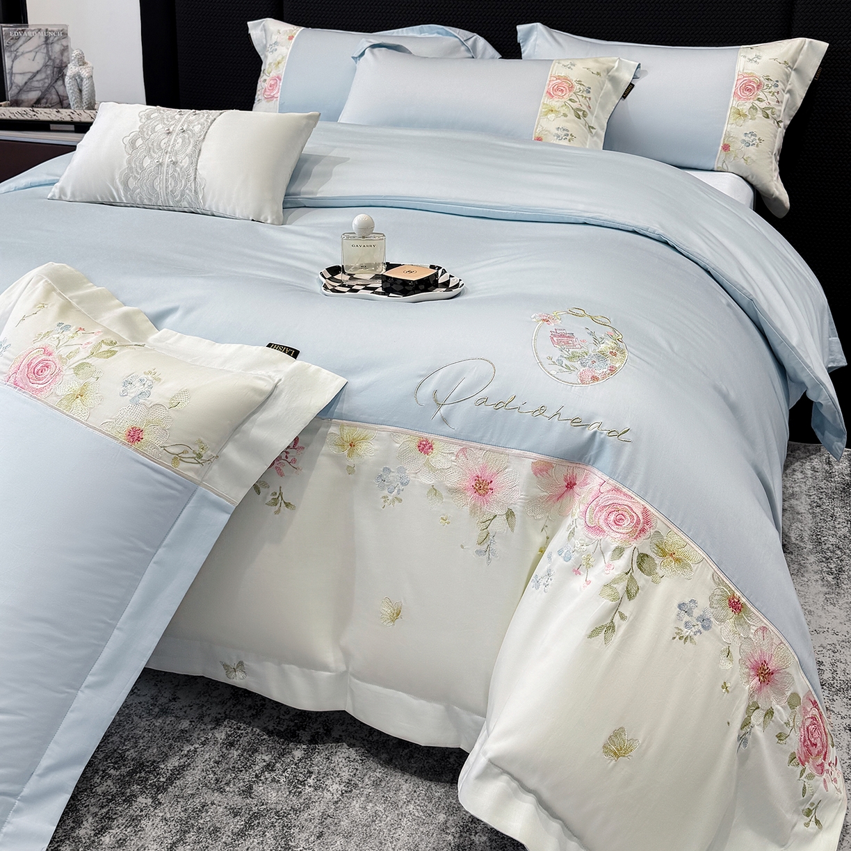 91家纺网 家纺一手货源 找家纺 莱势 2026新品100支全棉纯棉50x50s贡缎长绒棉刺绣绣花四件套高端礼盒-玫瑰少女 玫瑰少女  天空蓝