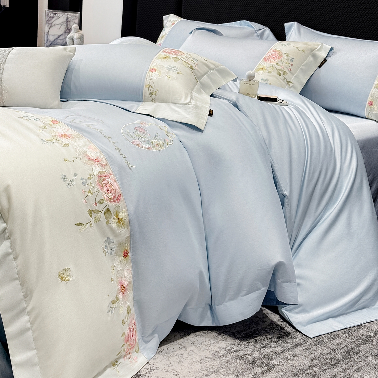 91家纺网 家纺一手货源 找家纺 莱势 2026新品100支全棉纯棉50x50s贡缎长绒棉刺绣绣花四件套高端礼盒-玫瑰少女 玫瑰少女  天空蓝