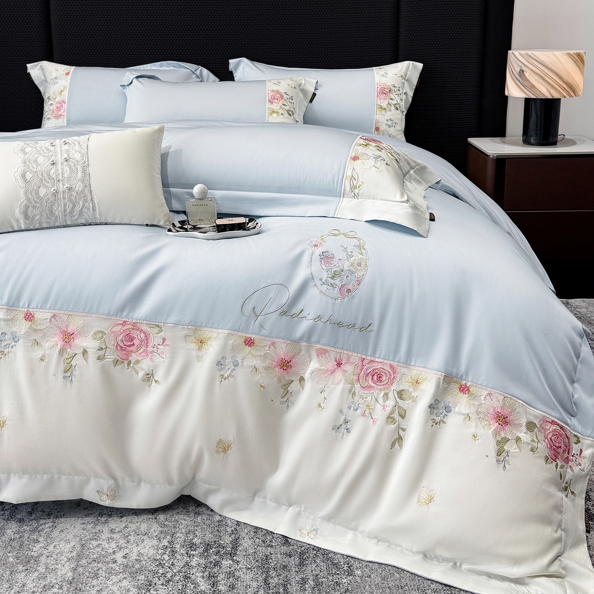 91家纺网 家纺一手货源 找家纺 莱势 2026新品100支全棉纯棉50x50s贡缎长绒棉刺绣绣花四件套高端礼盒-玫瑰少女 玫瑰少女  天空蓝