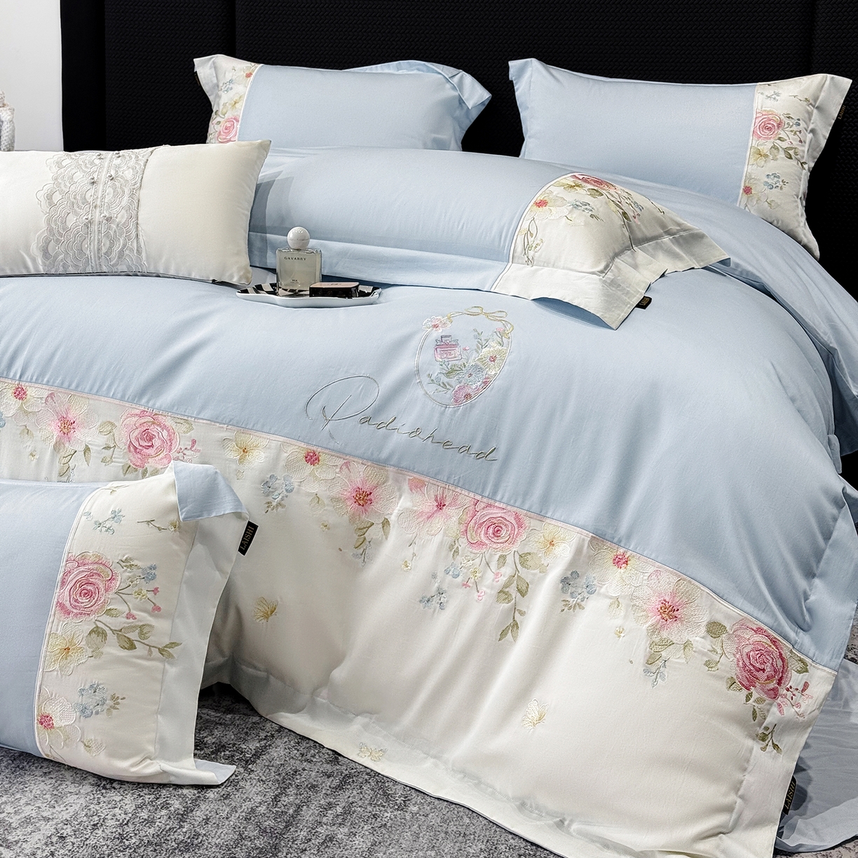 91家纺网 家纺一手货源 找家纺 莱势 2026新品100支全棉纯棉50x50s贡缎长绒棉刺绣绣花四件套高端礼盒-玫瑰少女 玫瑰少女  天空蓝