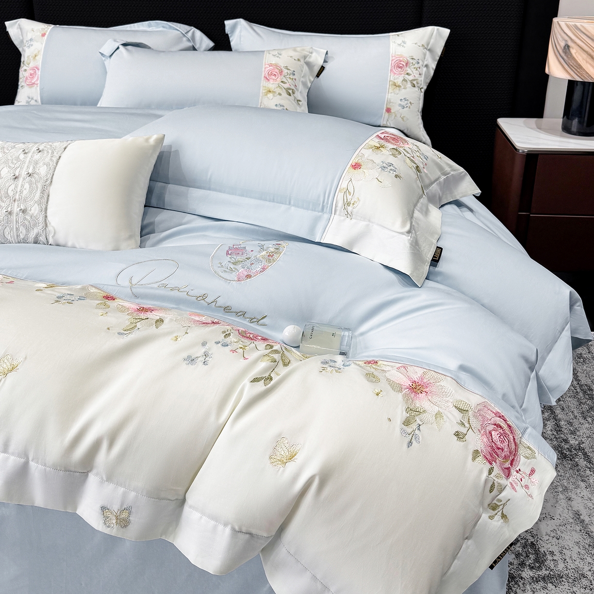 91家纺网 家纺一手货源 找家纺 莱势 2026新品100支全棉纯棉50x50s贡缎长绒棉刺绣绣花四件套高端礼盒-玫瑰少女 玫瑰少女  天空蓝