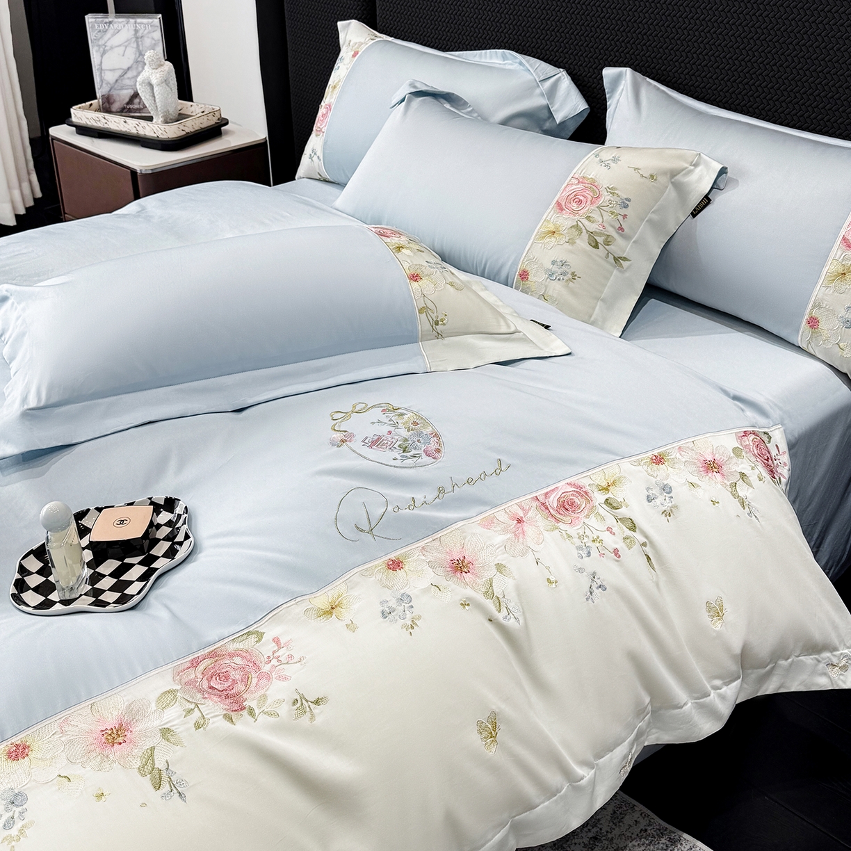 91家纺网 家纺一手货源 找家纺 莱势 2026新品100支全棉纯棉50x50s贡缎长绒棉刺绣绣花四件套高端礼盒-玫瑰少女 玫瑰少女  天空蓝