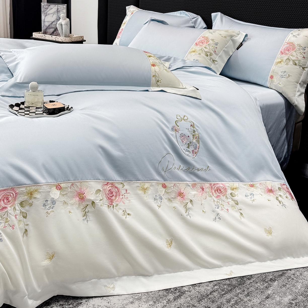 91家纺网 家纺一手货源 找家纺 莱势 2026新品100支全棉纯棉50x50s贡缎长绒棉刺绣绣花四件套高端礼盒-玫瑰少女 玫瑰少女  天空蓝