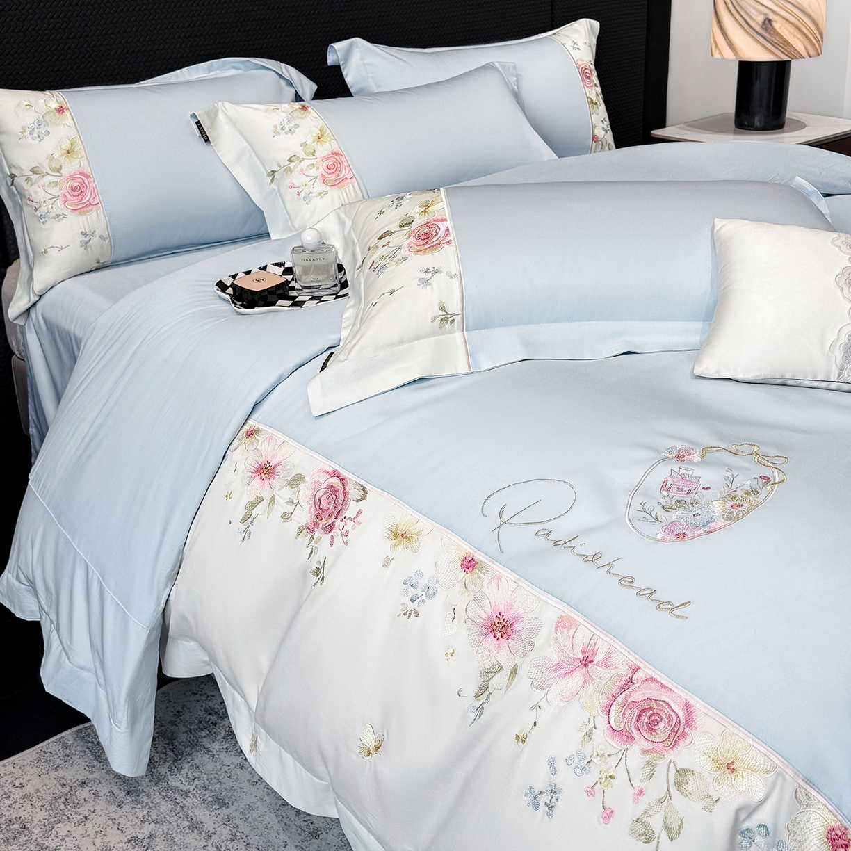 91家纺网 家纺一手货源 找家纺 莱势 2026新品100支全棉纯棉50x50s贡缎长绒棉刺绣绣花四件套高端礼盒-玫瑰少女 玫瑰少女  天空蓝