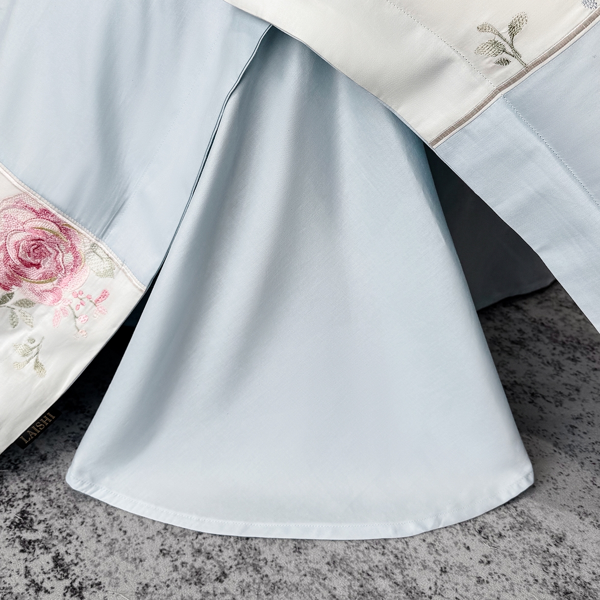 91家纺网 家纺一手货源 找家纺 莱势 2026新品100支全棉纯棉50x50s贡缎长绒棉刺绣绣花四件套高端礼盒-玫瑰少女 玫瑰少女  天空蓝