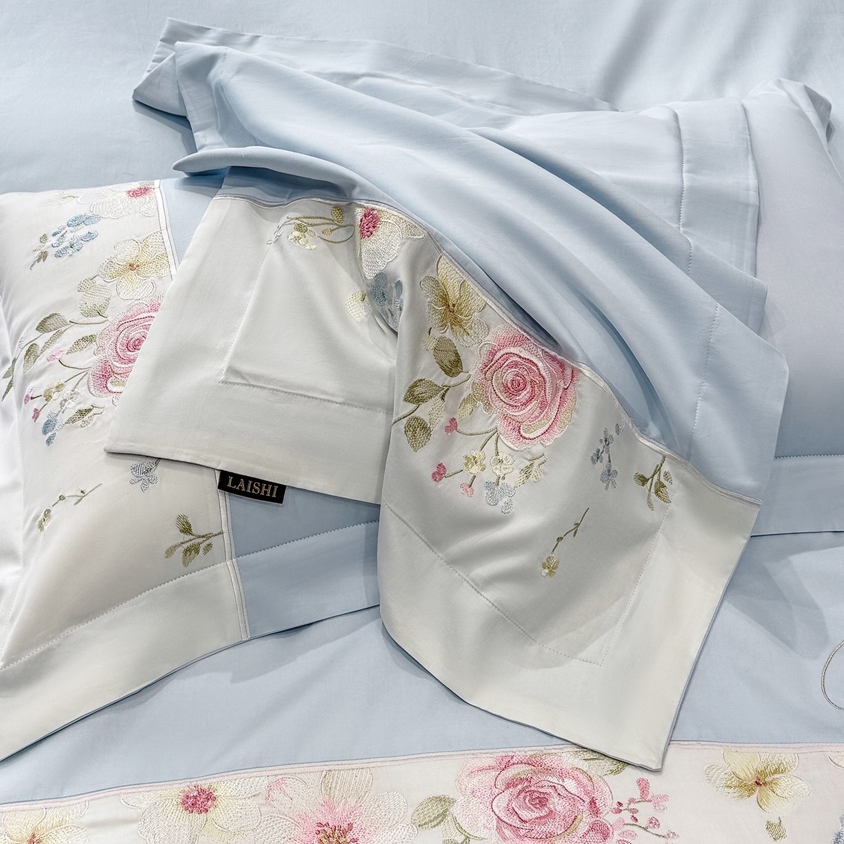 91家纺网 家纺一手货源 找家纺 莱势 2026新品100支全棉纯棉50x50s贡缎长绒棉刺绣绣花四件套高端礼盒-玫瑰少女 玫瑰少女  天空蓝