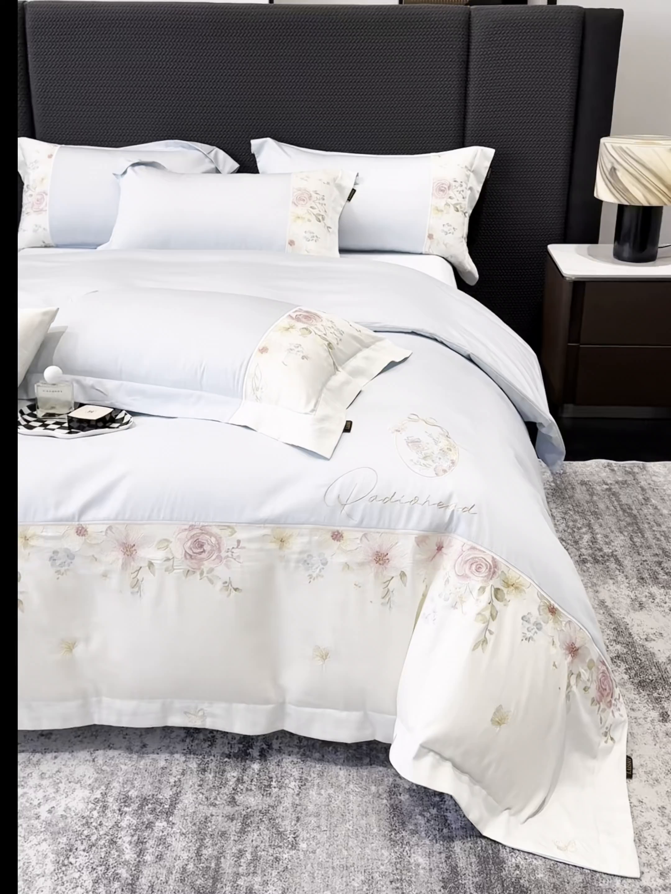 91家纺网 家纺一手货源 找家纺 莱势 2026新品100支全棉纯棉50x50s贡缎长绒棉刺绣绣花四件套高端礼盒-玫瑰少女 玫瑰少女  天空蓝