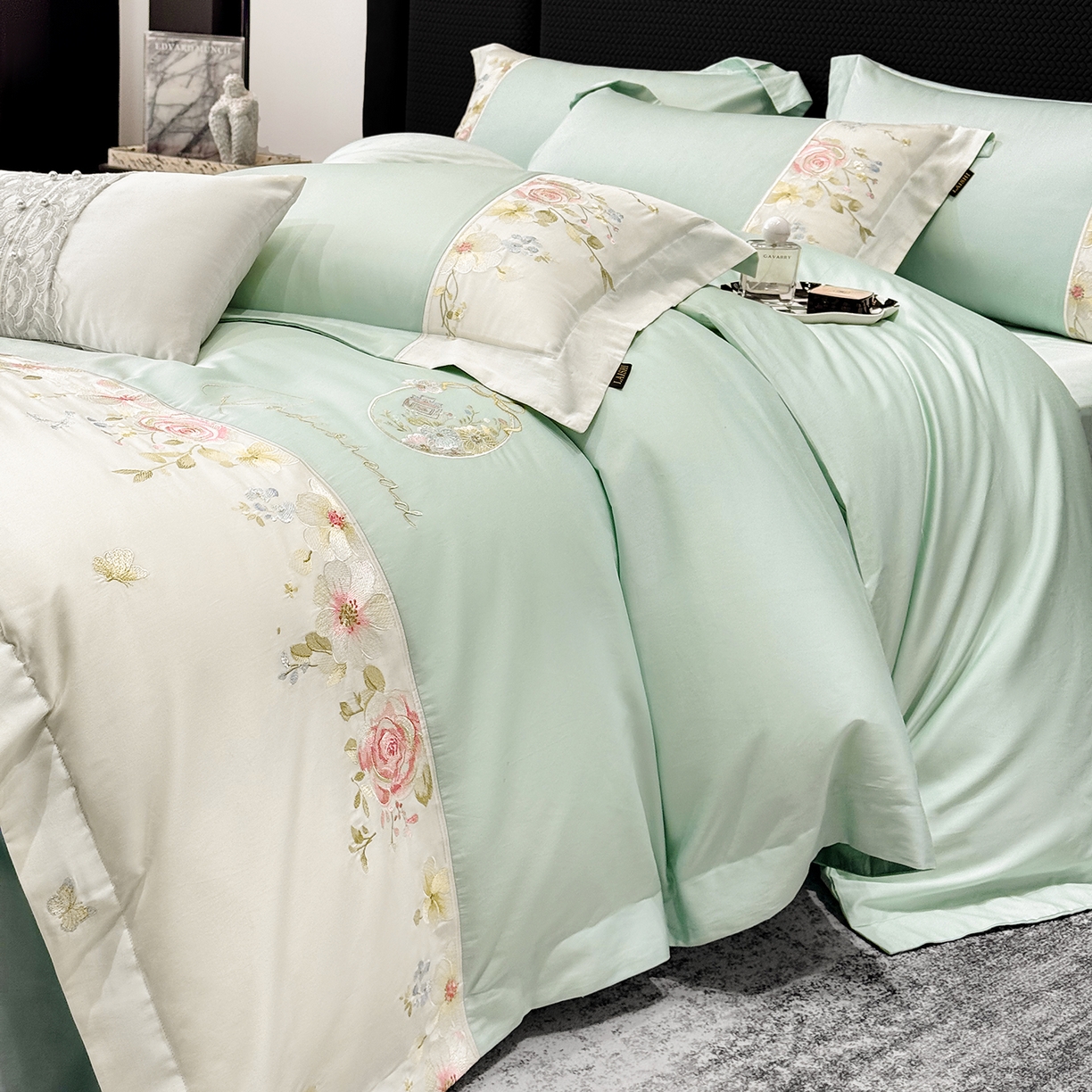 91家纺网 家纺一手货源 找家纺 莱势 2026新品100支全棉纯棉50x50s贡缎长绒棉刺绣绣花四件套高端礼盒-玫瑰少女 玫瑰少女 绿野仙踪