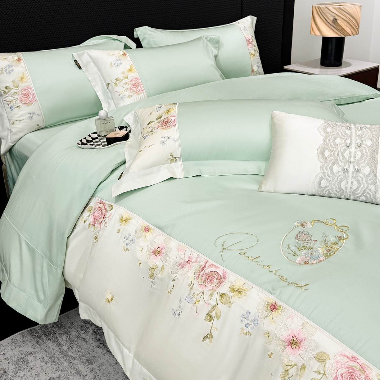 91家纺网 家纺一手货源 找家纺 莱势 2026新品100支全棉纯棉50x50s贡缎长绒棉刺绣绣花四件套高端礼盒-玫瑰少女 玫瑰少女 绿野仙踪