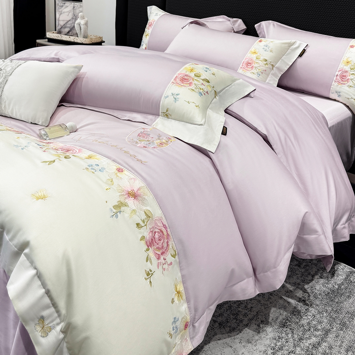 91家纺网 家纺一手货源 找家纺 莱势 2026新品100支全棉纯棉50x50s贡缎长绒棉刺绣绣花四件套高端礼盒-玫瑰少女 玫瑰少女 香芋紫