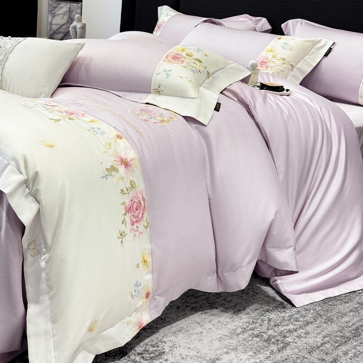 91家纺网 家纺一手货源 找家纺 莱势 2026新品100支全棉纯棉50x50s贡缎长绒棉刺绣绣花四件套高端礼盒-玫瑰少女 玫瑰少女 香芋紫