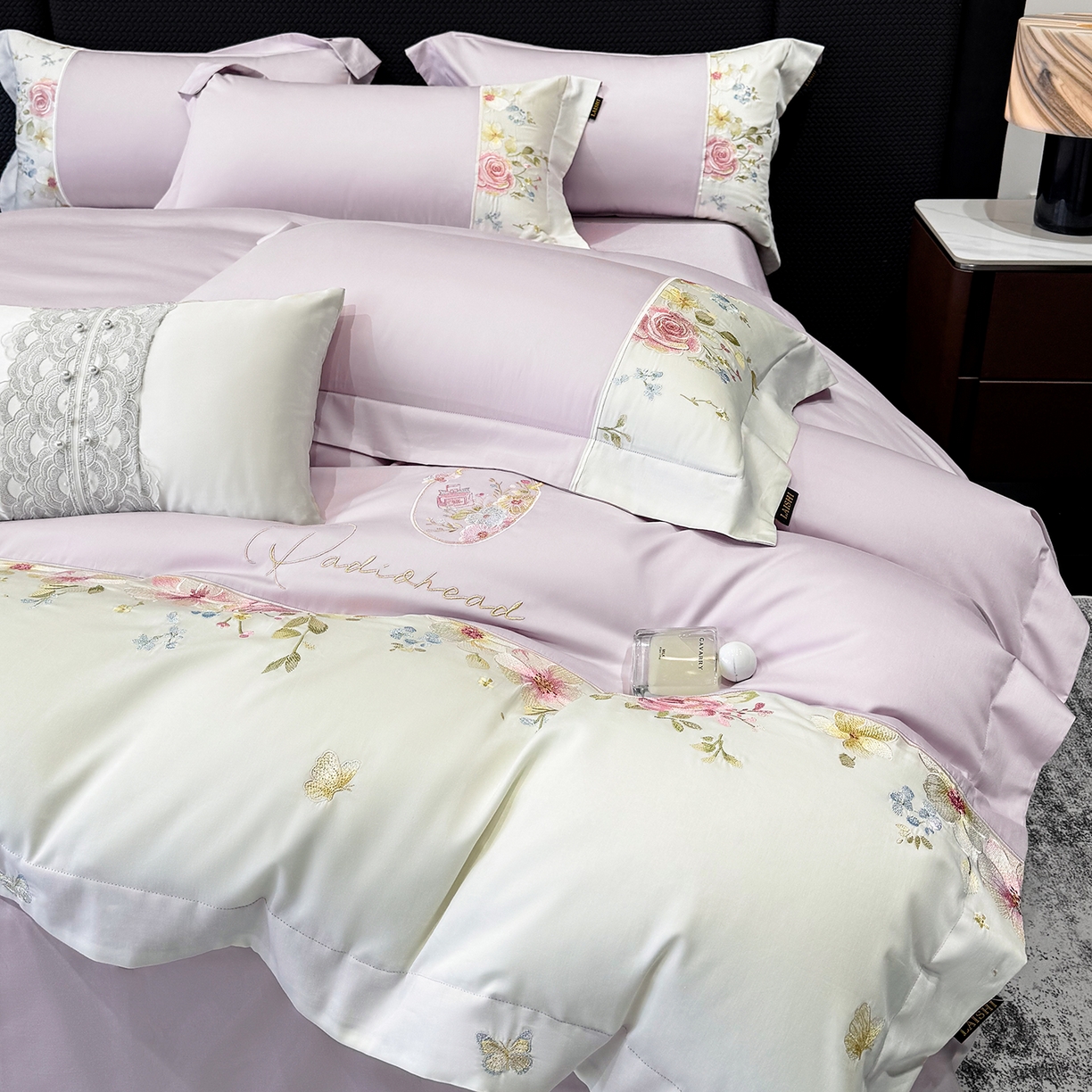 91家纺网 家纺一手货源 找家纺 莱势 2026新品100支全棉纯棉50x50s贡缎长绒棉刺绣绣花四件套高端礼盒-玫瑰少女 玫瑰少女 香芋紫